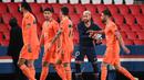 Striker Paris Saint-Germain, Neymar (kedua dari kanan), menyalami para pemain Istanbul Basaksehir usai laga lanjutan Liga Champions 2020/21 Grup H di Parc des Princes Stadium , Paris, Rabu (9/12/2020). PSG menang 5-1 atas Basaksehir. (AFP/Franck Fife)