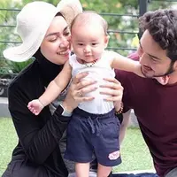 Sejak kecil pesinetron Donny Michael sudah mengarahkan buah hatinya untuk jadi pembalap. Salah satunya, suami dari Aryani Fitria itu memberikan hadiah Alem Isco Zeroun Haub itu yang berhubungan dengan otomotif. (Instagram/donnymichael)