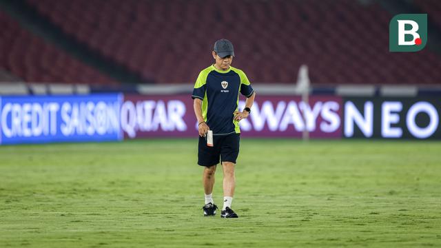 Foto: Shin Tae-yong Cek Langsung Kondisi Rumput GBK Jelang Laga Timnas Indonesia Vs Jepang di Kualifikasi Piala Dunia 2026