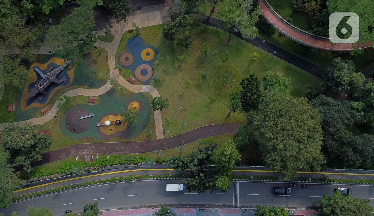 Gambar udara memperlihatkan suasana Taman Tebet Eco Park, Jakarta, Rabu (1/2/2023). Pemanfaatan wilayah dengan menjadikannya sebagai ruang terbuka hijau (RTH) agar lebih bermanfaat bagi masyarakat, gencar dilakukan. (Liputan6.com/Herman Zakharia)