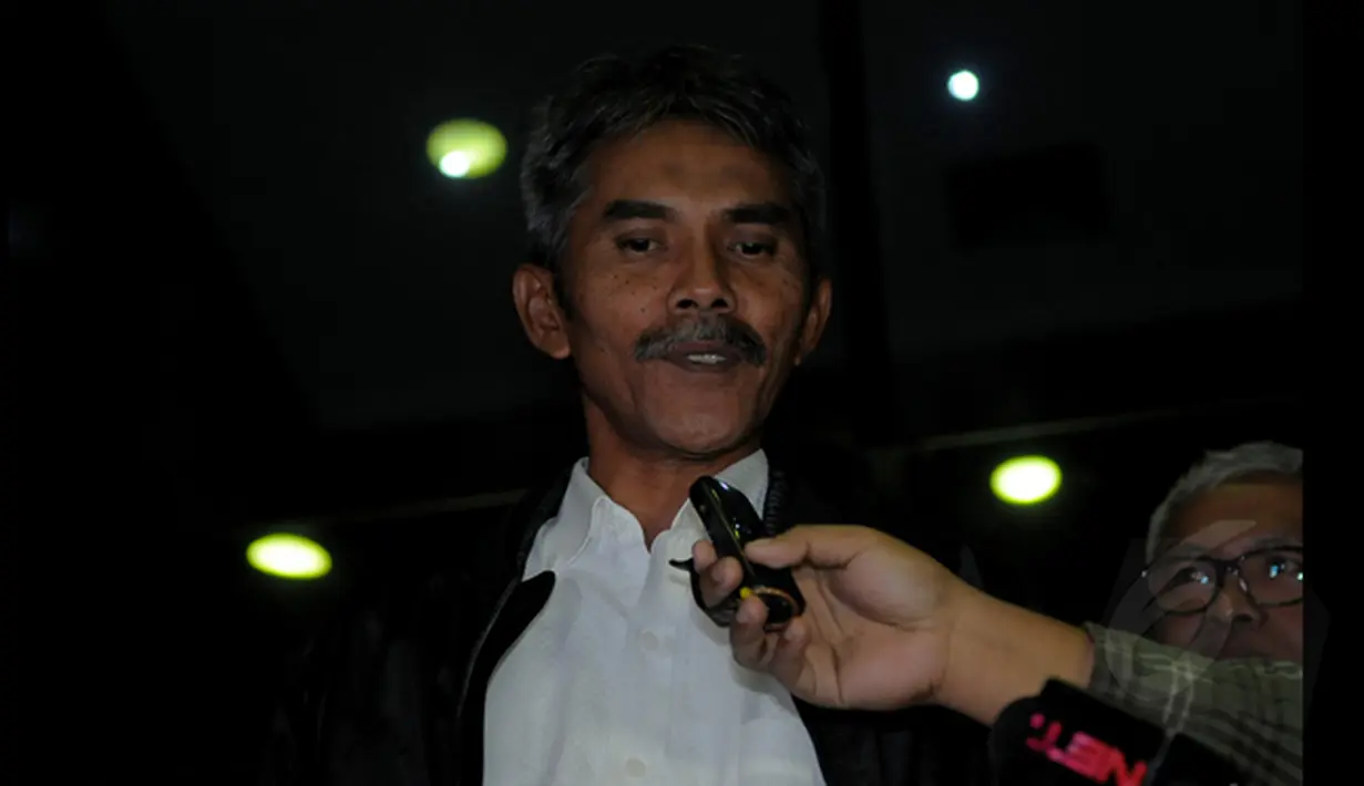Mantan Presiden Direktur PT Pertamina EP, Syamsul Alam saat memberikan keterangan kepada wartawan mengenai pemeriksaan dirinya, Jakarta, Rabu (22/1/2015).  Syamsul Alam diperiksa sebagai saksi FAI (Fuad Amin Imron).  (Liputan6.com/Faisal R Syam)