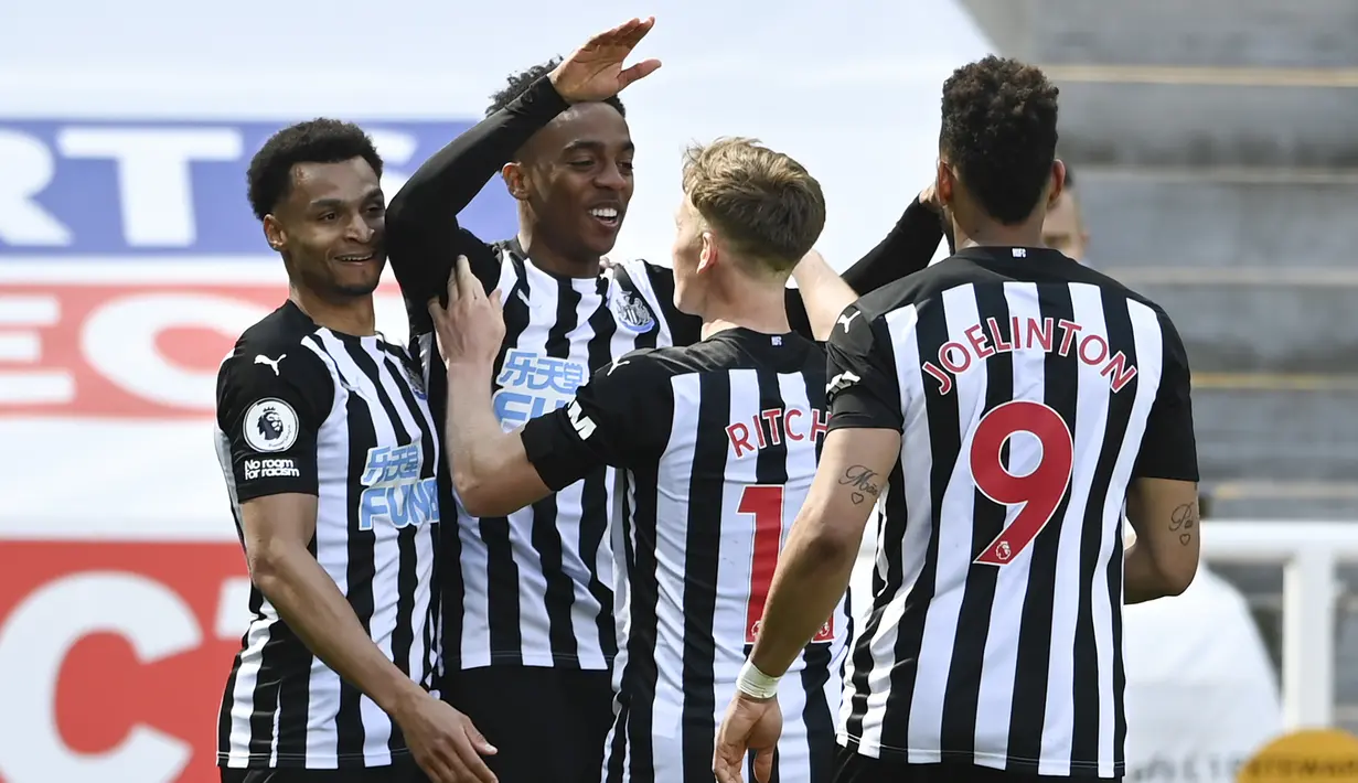 Para pemain Newcastle United merayakan gol ketiga ke gawang West Ham United yang dicetak gelandang Joe Willock (kedua dari kiri) dalam laga lanjutan Liga Inggris 2020/2021 pekan ke-32 di St James' Park, Newcastle, Sabtu (17/4/2021). Newcastle menang 3-2 atas West Ham. (AP/Stu Forster/Pool)