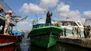 Keluarga korban gelisah ketika menunggu di pantai Laut Mediterania, Al-Beheira, Mesir, Kamis (22/9). Pihak militer Mesir mengatakan sejauh ini ada 163 orang korban selamat. (REUTERS/Mohamed Abd El Ghany)