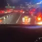 Pengendara Mobil Arogan saat Dikawal Patwal Polisi (Tangkapan Layar Video)