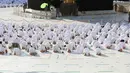 Barisan jemaah salat di Masjidil Haram di kota suci Mekah, Arab Saudi (30/12/2021). Arab Saudi pada hari Kamis (30/12) menerapkan kembali langkah-langkah jarak sosial di Masjidil Haram di kota suci Muslim Mekah, setelah mencatat jumlah infeksi tertinggi dalam beberapa bulan. (AFP Photo)