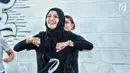 Gaya Nikita Mirzani saat berolahraga zumba di kawasan Kebayoran Baru, Jakarta, Rabu (8/8). Nikita sering mengikuti zumba agar menjaga kebugaran tubuh usai aktifitasnya yang padat. (Liputan6.com/Faizal Fanani)