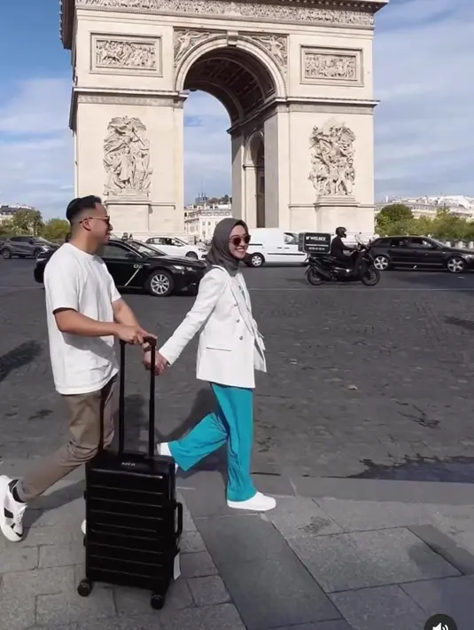 Poppy bahkan tidak canggung mengunggah foto bersama suami yang selalu menggandeng tangannya. [foto: instagram/poppybungariphat]