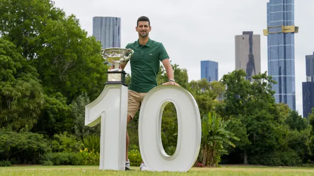 Foto: Pose Unik Para Jawara Australia Terbuka 2023, Novak Djokovic dan Aryna Sabalenka