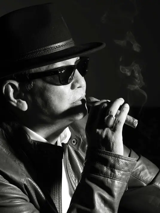 Roy Marten mengisi waktunya dengan menikmati cerutu. (Fathan Rangkuti/Bintang.com)