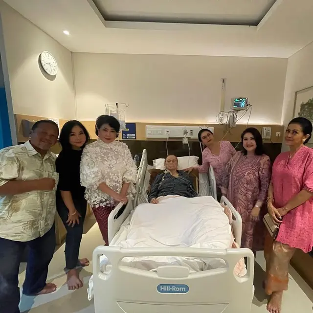 Potret Ayah Baim Wong Dirawat di RS, Dijenguk Para Sahabat (instagram/baimwong)