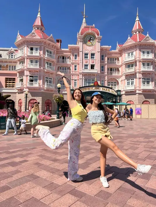 Sementara itu, Casandra Lee kompak dengan Beby Tsabina yang mengenakan touch of yellow. Casandra Lee mengenakan halter top berwarna kuning yang dipadukan dengan celana putih bermotif. (instagram/bebytsabina)