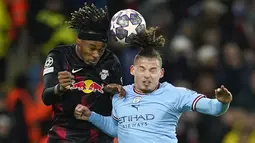 Pemain Manchester City, Kalvin Phillips (kanan) berebut bola dengan pemain RB Leipzig, Mohamed Simakan pada laga leg kedua 16 Besar Liga Champions 2022/2023 di Etihad Stadium, Manchester, Rabu (15/03/2023). The Cityzens berhasil melaju ke babak perempat final setelah berhasil menang dengan skor 7-0. (AP Photo/Dave Thompson)