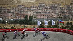 Para atlet BMX sedang berlomba dalam Pesta Olah Raga Eropa 2015 di Baku, Azerbaijan, (26/6). (REUTERS/Kai Pfaffenbach)