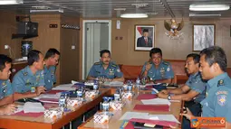 Citizen6, Jakarta: Asrena Panglima Komando Lintas Laut Militer  Kolonel Laut (P) Ahmadi Heri Purwono memimpin rapat penyusunan RKA-KL 2013 di ruang rapat KRI Banda Aceh-593. (Pengirim; Dispenkolinlamil). 