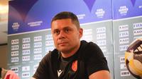 Pelatih Timnas Bulgaria, Aleksandar Dimitrov, berbicara kepada awak media, Minggu (29/3/2026), jelang final FIFA Series 2026 menghadapi Timnas Indonesia di Stadion Utama Gelora Bung Karno (SUGBK). (Bola.com/Abdul Aziz)