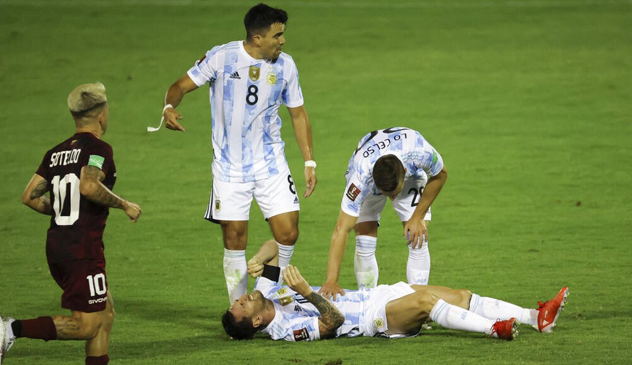 Akibatnya, kaki Luis Martinez justru mengarah ke tulang kering Lionel Messi. Alhasil, bintang PSG ini tersungkur dan mengerang kesakitan. (Foto: AP/Miguel Gutierrez, Pool)