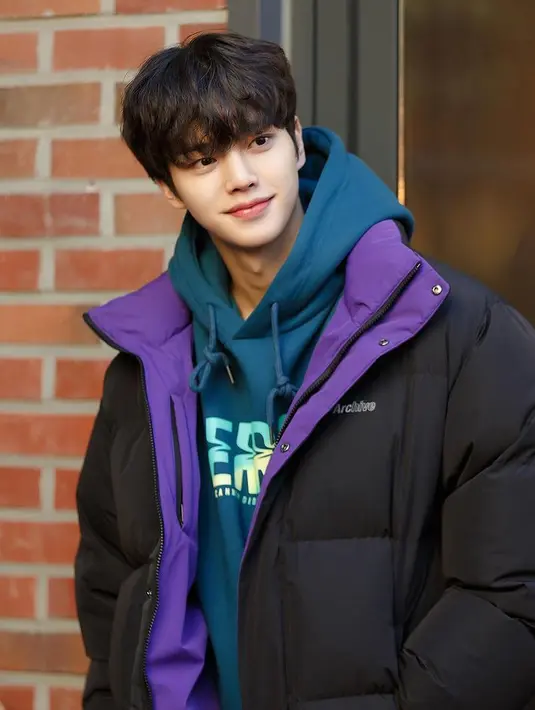 Sebagai aktor, Song Kang mampu membangun chemistry yang dalam dengan lawan mainnya, termasuk dengan aktor senior Park In Hwan. Park In Hwan bahkan menyebut Song Kang sebagai pekerja keras dan baik hati. (Foto: Instagram/songkang_b)