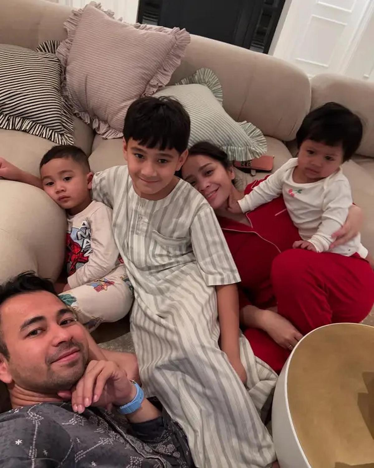 6 Potret Raffi Ahmad Itikaf di Masjid Istiqlal Ajak Nagita dan Rafathar, Bertemu Menteri Agama