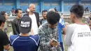 Sergio van Dijk menjadi idola Bobotoh saat tiba saat mengunjungi mess Persib Bandung di Bandung, Rabu (18/5/2016). (bola.com/Erwin Snaz)