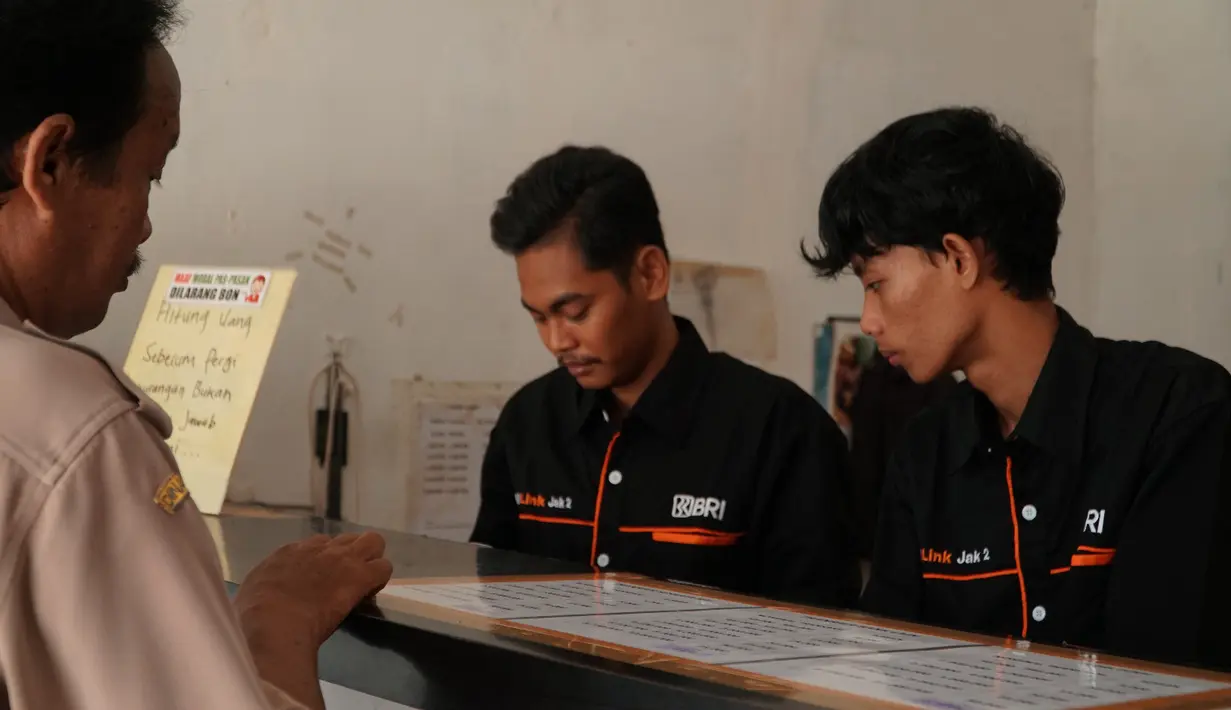 Jika awalnya mereka menganggap transaksi keuangan hanya bisa di bank atau ATM, ternyata bisa juga di agen BRILink yang lebih dekat dan mudah. (Dok. BRI)
