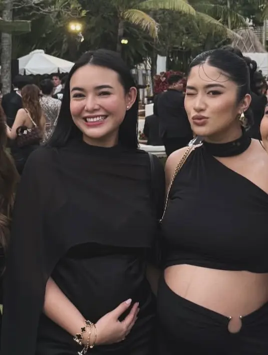 Amanda Manopo tampil mengenakan long dress hitam model spaghetti strap dengan penutup cape hitam. [@aruanmarsha]