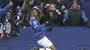 Pemain Everton, Ademola Lookman menutup pertandingan Everton vs Manchester City dengan satu golnya pada injury time di Goodison Park, Liverpool, Minggu (15/1/2017). Everton menang telak 2-0 atas Man. City.  (Peter Byrne/PA via AP)