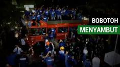 Berita video momen ribuan Bobotoh menyambut skuat Persib U-16 yang menjadi juara Elite Pro Academy Liga 1 U-16.