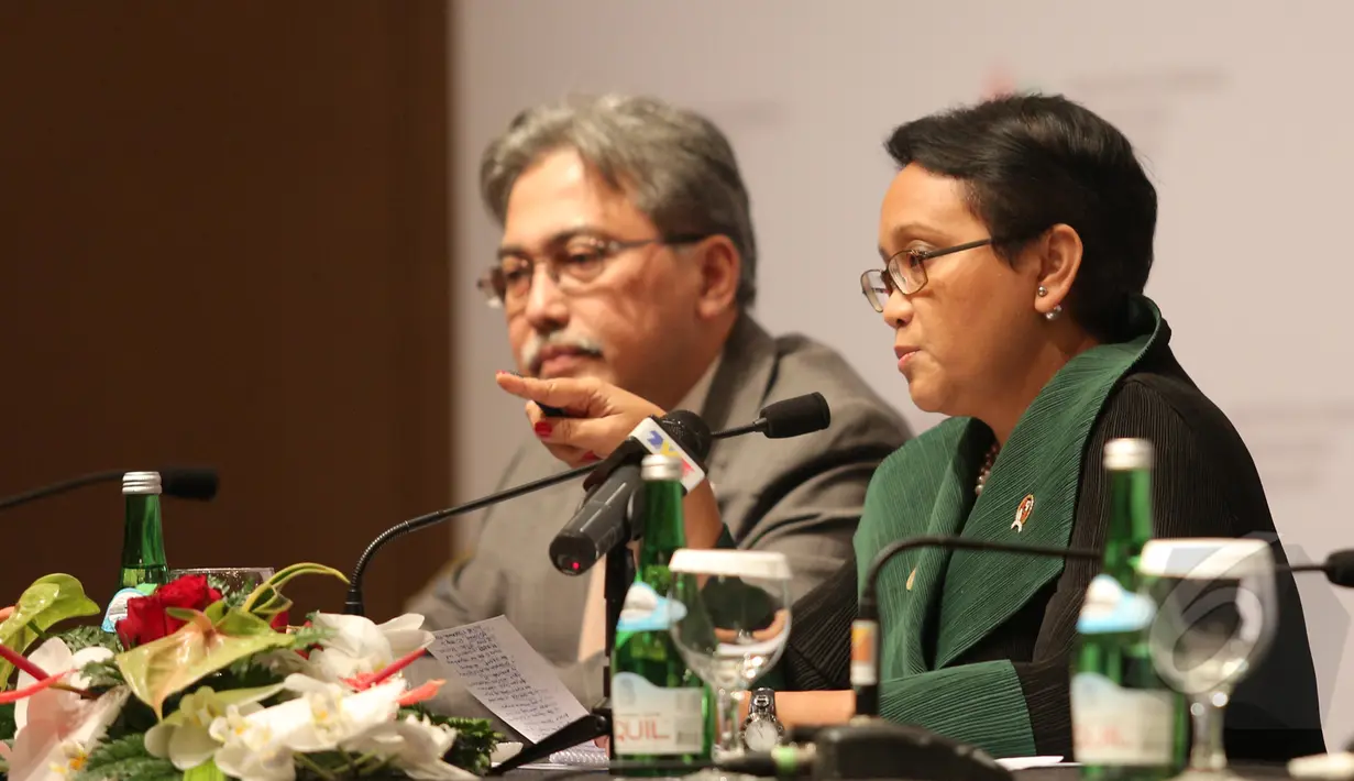 Menlu RI Retno Marsudi dan Dirjen Asia Pasifik dan Afrika Yuri Octavian Thamrin memberikan keterangan kepada wartawan usai Pertemuan Tingkat Menteri Konferensi Tingkat Tinggi Asia Afrika di JCC, Jakarta, Senin (20/4/2015). (Liputan6.com/Herman Zakharia)