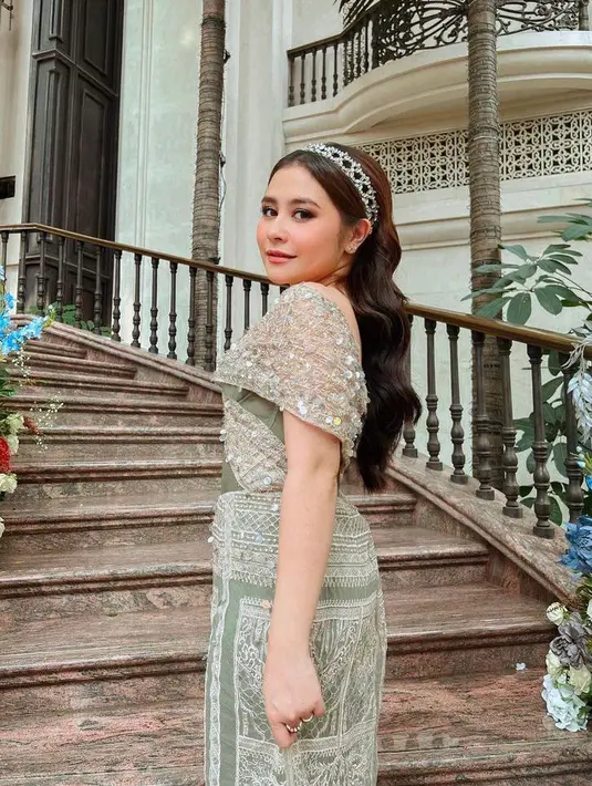 Gaya rambut wavy ditambah aksesori bandana beri kesan elegan untuk si pemilik rambut panjang. [@prillylatuconsina96]