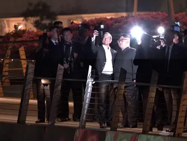 Menteri Luar Negeri Singapura, Vivian Balakrishnan berswafoto dengan pemimpin Korea Utara Kim Jong-un di Gardens by the Bay, Senin (11/6). Kim mengunjungi sejumlah tempat wisata di Singapura sebelum pertemuannya dengan Donald Trump. (AFP/Nicholas Yeo)