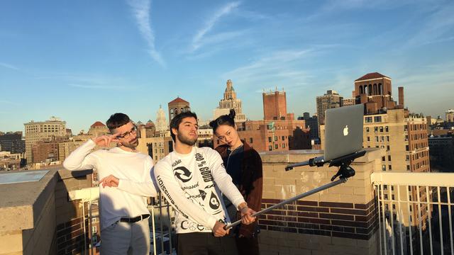 [Bintang] Tren: Permudah Selfie Pakai Laptop, Macbook Kini Ada Tongsisnya!