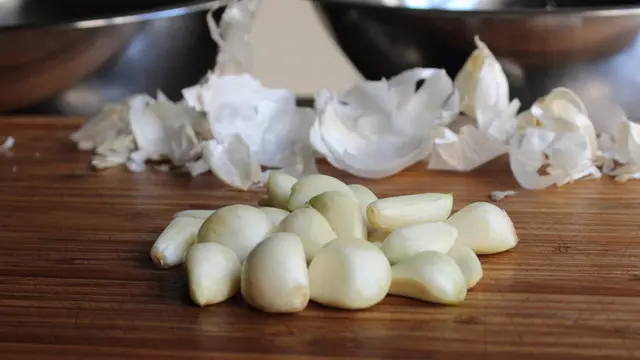 Kupas Bawang Putih Hanya dalam Waktu Kurang dari Semenit!