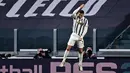 Penyerang  Juventus, Cristiano Ronaldo berselebrasi usai mentak gol keduanya ke gawang Cagliari pada pertandingan lanjutan Liga Serie A Italia di stadion Juventus di Turin (21/11/2020). Juventus menang atas Cagliari 2-0. (AFP/Miguel Medina)