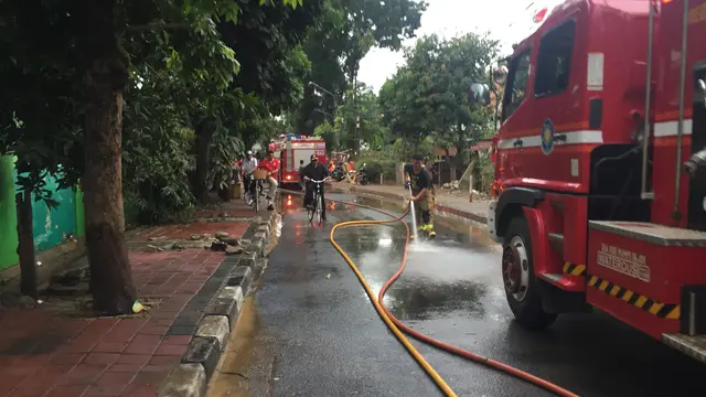 Damkar siaga bantu bersihkan banjir.