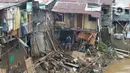 Warga Bukit Duri Manggarai membersihkan perabotan rumah tangga meraka yang terdampak banjir, Jakarta, Jumat (3/1/2020). Menyusul surutnya banjir, warga mulai membersihkan lumpur dan kotoran yang tersisa pada rumah dan perabotan mereka. (merdeka.com/Imam Buhori)