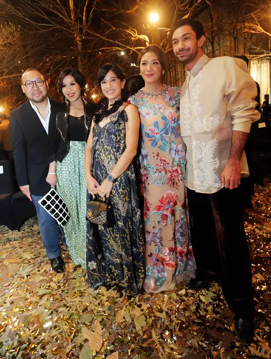 Franka Makarim, istri dari Menteri Pendidikan Nadiem Makarim juga menjadi public figure yang turut menghadiri gelaran tahunan Biyan ini. Memilih dress bernuansa merah muda yang lembut dengan corak floran yang sangat cantik, Franka terlihat menawan. Foto: Document/FIMELA.