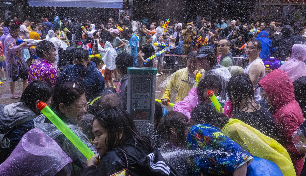 Seorang warga Thailand yang tinggal di Hong Kong selama lebih dari 30 tahun mengungkapkan kegembiraannya, menyatakan bahwa mereka telah meminta cuti dua bulan sebelumnya dan membeli pistol air untuk acara tersebut. (AP Photo/Louise Delmotte)
