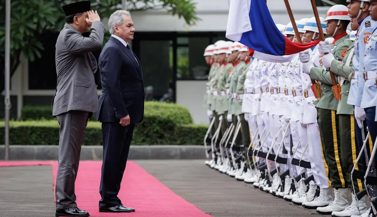 Menteri Pertahanan Sjafrie Sjamsoeddin menerima kunjungan Sekretaris Dewan Keamanan Rusia Sergei Shoigu di kantor Kementerian Pertahanan Republik Indonesia, Jakarta, Selasa 25 Februari 2025. (Yasuyoshi Chiba/AFP)