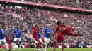 <p>Penyerang Liverpool, Luis Diaz (kanan) membantu rekan setimnya Divock Origi untuk mencetak gol ke gawang Everotn selama pertandingan lanjutan Liga Inggris di stadion Anfield di Liverpool, Inggris, Minggu (24/4/2022). Liverpool menang atas Everton dengan skor 2-0. (Peter Byrne/PA via AP)</p>