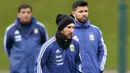 Duet penyerang Argentina, Sergio Aguero (kanan) dan Lionel Messi saat mengikuti sesi latihan di City Football Academy, Manchester, (20/3/2018). Argentina akan melawan Italia pada laga persahabatan di Etihad Stadiu. (Dave Howarth/PA via AP)