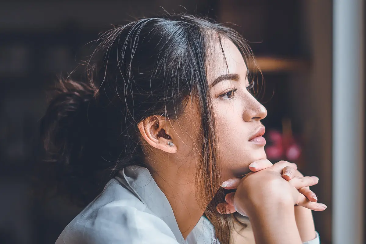 perempuan merenung
