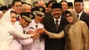 Gubernur dan Wakil Gubernur Jawa Timur periode 2019-2024, Khofifah Indar Parawansa dan Emil Elestianto Dardak foto bersama dengan mantan Gubernur Jawa Timur Soekarwo usai pelantikan di Istana Negara, Jakarta, Rabu (13/2). (Liputan6.com/Angga Yuniar)