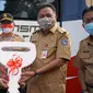 Menteri Kesehatan RI Terawan Agus Putranto menyerahkan satu unit Mobil Laboratorium Polymerase Chain Reaction (PCR) pada Gubernur Sulawesi Utara Olay Dondokambey. (Foto: dok. Biro Komunikasi dan Pelayanan Masyarakat Kemenkes RI)