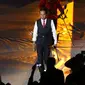 Presiden RI, Joko Widodo (tengah) usai memanah bersama penyandang disabilitas saat malam pembukaan Asian Para Games 2018 di SUGBK, Jakarta, Sabtu (6/10). Asian Para Games 2018 berlangsung 6-13 Oktober. (Liputan6.com/Helmi Fithriansyah)