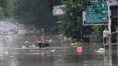 Warga berjalan di tengah banjir di Perumahan Vila Nusa Indah 3, Kabupaten Bogor, Jawa Barat, Selasa (4/3/2025). (merdeka.com/Arie Basuki)