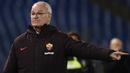 Claudio Ranieri yang pensiun sebagai pemain pada Juli 1986 bersama Palermo tercatat pernah berseragam AS Roma selama semusim di awal kariernya pada 1973/1974 dan hanya tampil dalam 6 laga di semua kompetisi. Sebagai pelatih ia tercatat pernah membesut AS Roma selama dua setengah musim dalam dua periode, 2009/2010 hingga 2010/2011 dan pada tengah musim 2018/2019 menggantikan Eusebio Di Francesco. (AFP/Filippo Monteforte)