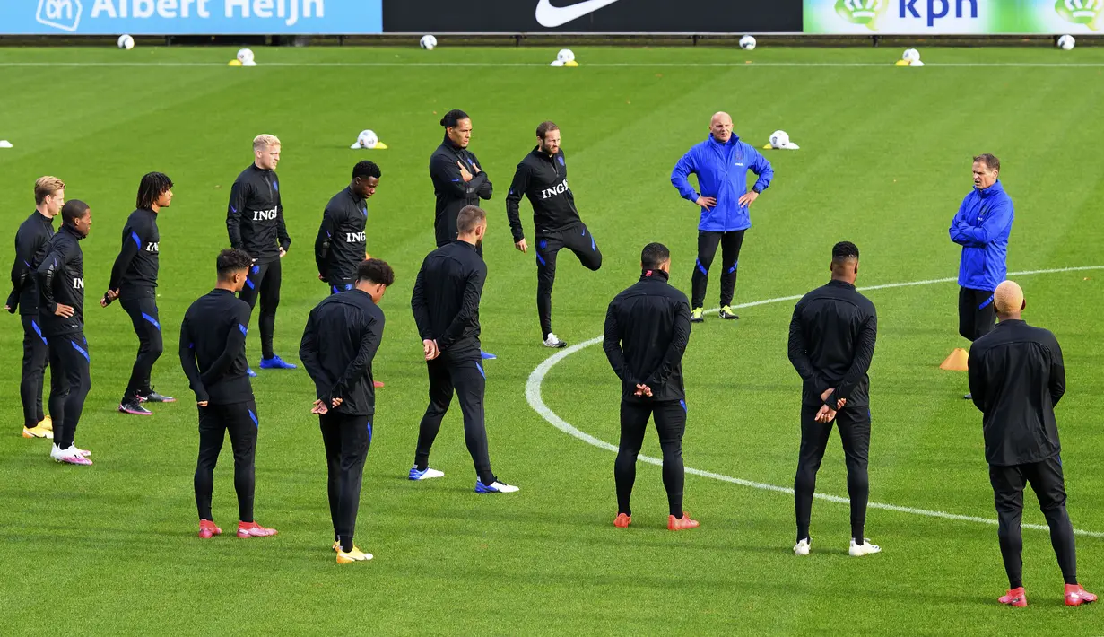 Pelatih Belanda Frank de Boer (kanan) berbincang dengan para pemainnya saat sesi latihan timnas Belanda di Zeist (5/10/2020). Belanda sedang mempersiapkan pertandingan eksibisi melawan Meksiko kemudian akan bertemu dengan Bosnia dan Herzegovina dan Italia di Lhe Nations League. (AFP/ANP/Olaf Kraak)