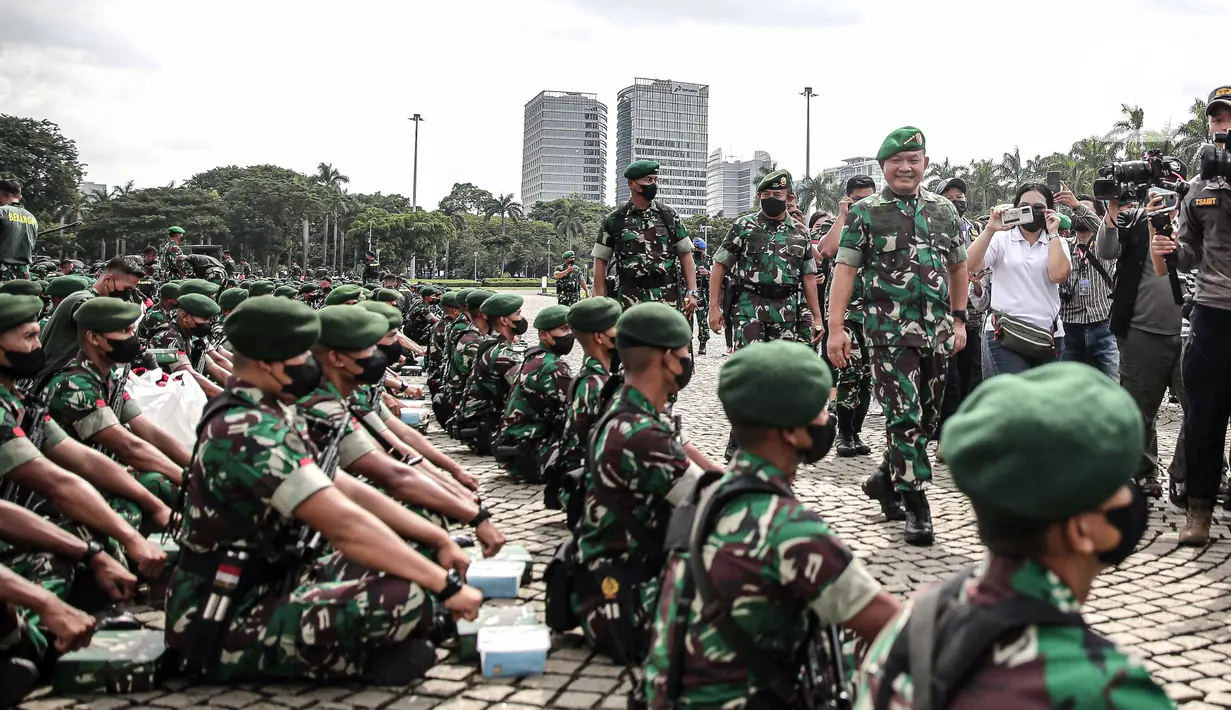 Kepala Staf Angkatan Darat (KSAD) Jenderal Dudung Abdurachman meninjau pasukan usai memimpin Apel Gelar Pasukan Jajaran TNI AD di Lapangan Monas, Jakarta, Selasa (25/1/2022). Pasukan TNI AD dan Alutsista dipamerkan saat mengikuti gelar apel pasukan. (Liputan6.com/Faizal Fanani)