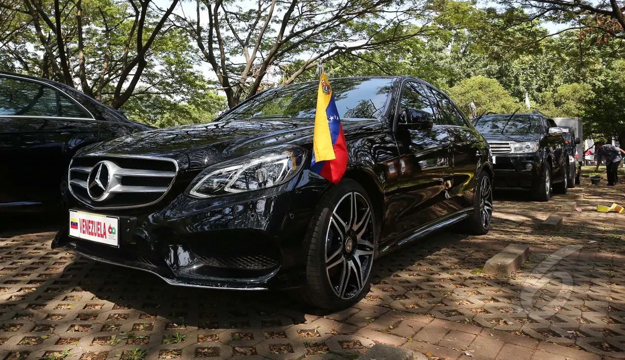 Mobil untuk delegasi peserta peringatan Konferensi Asia-Afrika (KAA) dari Venezuela telah disiapkan di halaman parkir depan Balai Sidang Jakarta Convention Center (JCC), Jakarta, Senin (20/4/2015). (Liputan6.com/Herman Zakharia)