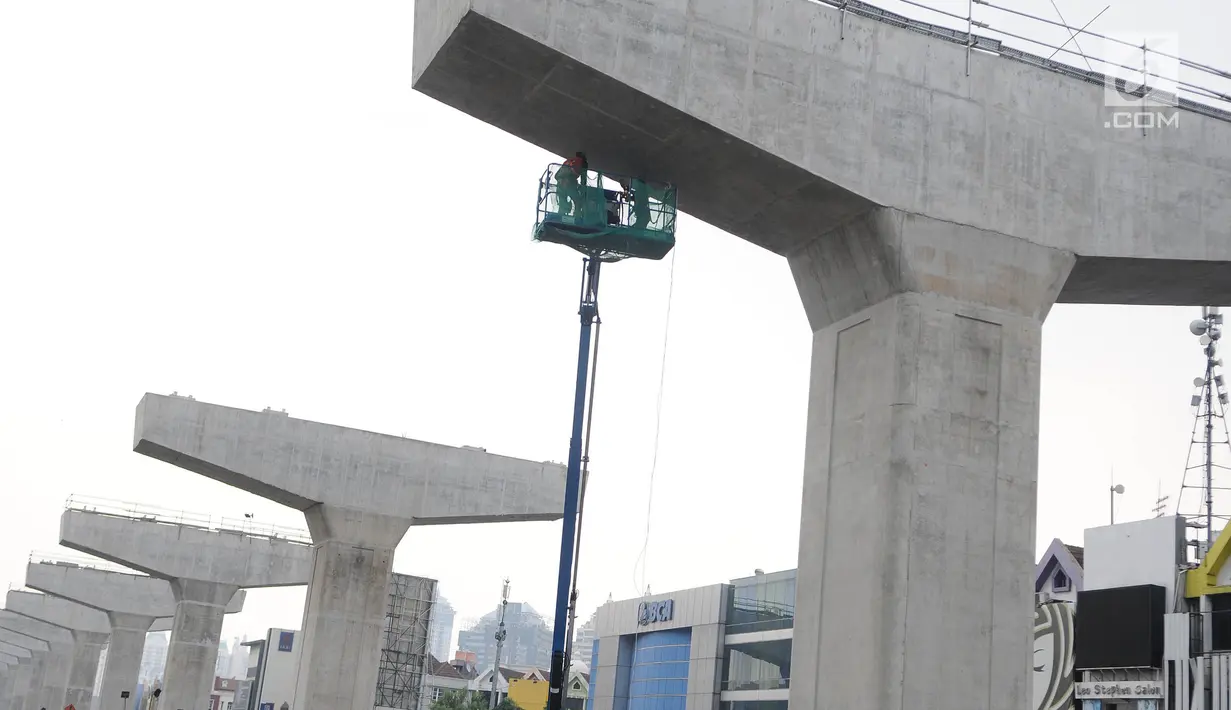 Penampakan proyek pembangunan enam ruas tol dalam kota di Kawasan Kelapa Gading, Jakarta, Minggu ( 7/4). Badan Pengelola Jalan Tol (BPJT) Kementerian PUPR memperkirakan biaya konstruksi proyek enam ruas tol dalam kota bakal meningkat. (Liputan6.com/Herman Zakharia)